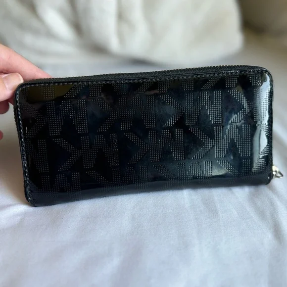 Michael Kors Wallet 🖤🖤 - Picture 5 of 7